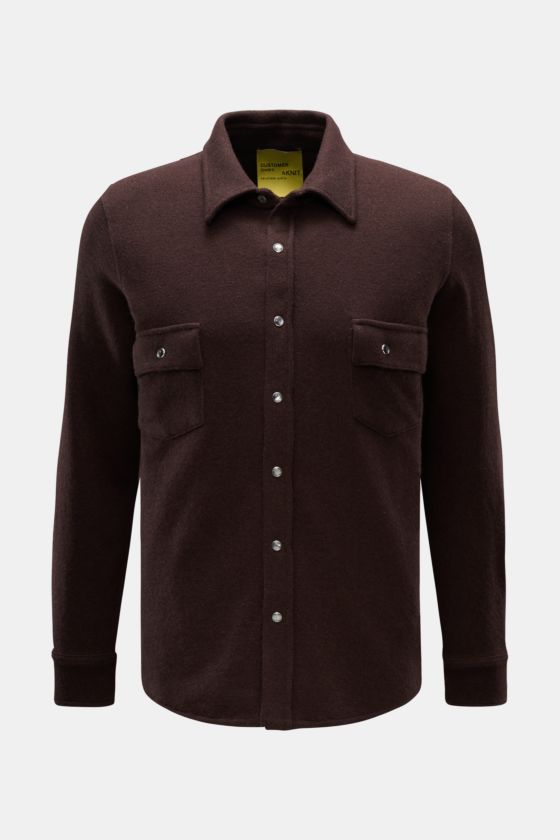 B.F. Knitwear Cashmere Strickhemd Kent-Kragen dunkelbraun, frontale Nahaufnahme, Slim Fit, weicher Griff, Druckknopfleiste, Brusttaschen, gerundeter Saum. B.F. Knitwear Cashmere Strickhemd Kent-Kragen dunkelbraun, frontale Nahaufnahme, Slim Fit, weicher Griff, Druckknopfleiste, Brusttaschen, gerundeter Saum.