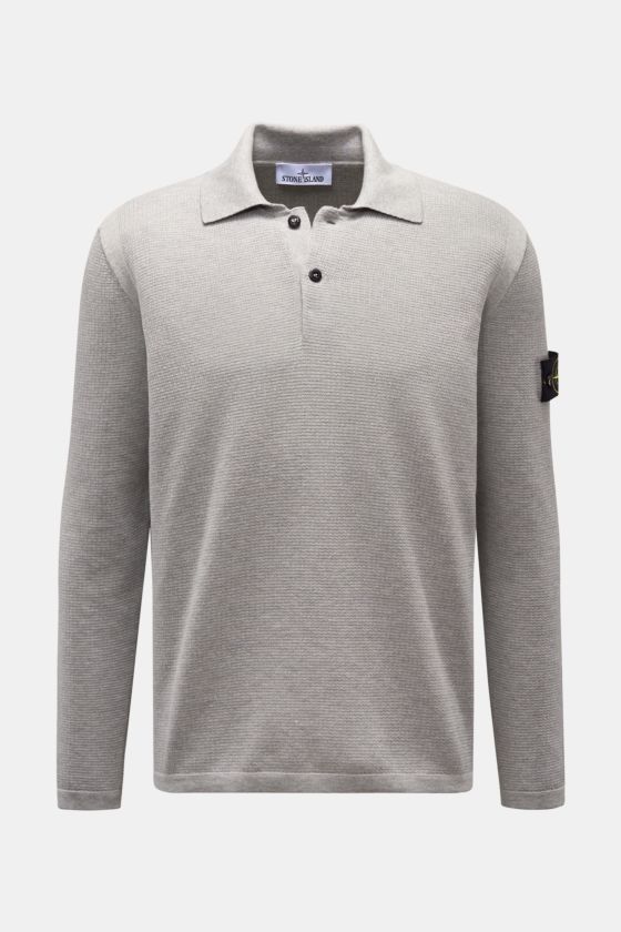 Stone Island Strickpolo grau, Frontansicht, fein strukturierter Strick aus reiner Baumwolle, Polokragen, Kompass-Badge Oberarm, Regular Fit, Saumschlitze. Stone Island Strickpolo grau, Frontansicht, fein strukturierter Strick aus reiner Baumwolle, Polokragen, Kompass-Badge Oberarm, Regular Fit, Saumschlitze.
