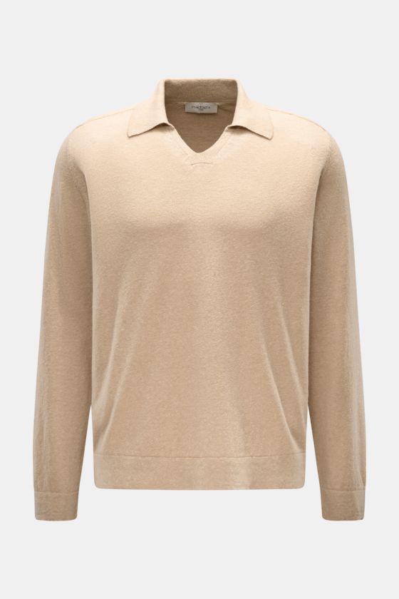 Piacenza 1733 Strickpolo sand meliert, frontal fotografiert, Oversized Fit aus weichem Cashmere-Leinen-Mix mit klassischem Polokragen. Piacenza 1733 Strickpolo sand meliert, frontal fotografiert, Oversized Fit aus weichem Cashmere-Leinen-Mix mit klassischem Polokragen.