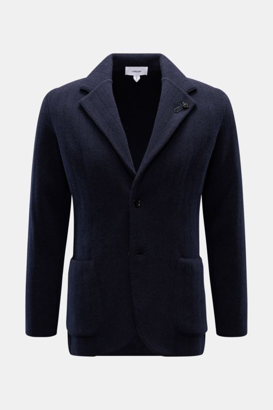 Lardini Strickblazer navy, taillierter Slim Fit aus Wolle-Cashmere, frontale Perspektive, Zwei-Knopf-Stil, Blütenpin am Revers, aufgesetzte Taschen. Lardini Strickblazer navy, taillierter Slim Fit aus Wolle-Cashmere, frontale Perspektive, Zwei-Knopf-Stil, Blütenpin am Revers, aufgesetzte Taschen.