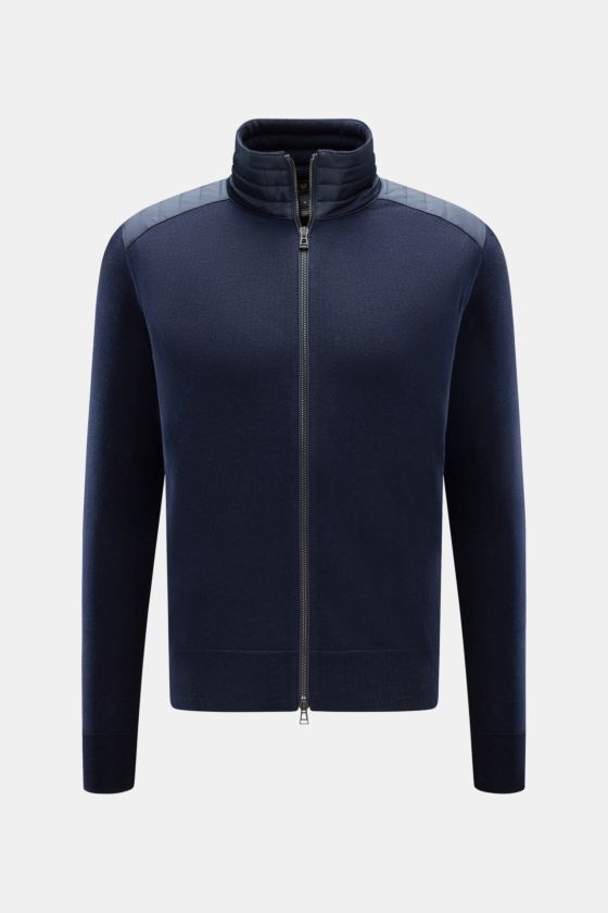 Belstaff Strickjacke 'Kelby' navy, Frontansicht, reine Wolle, Steppdetails an Schultern, Slim Fit, Zwei-Wege-Reißverschluss, Stehkragen, Rippbündchen. Belstaff Strickjacke 'Kelby' navy, Frontansicht, reine Wolle, Steppdetails an Schultern, Slim Fit, Zwei-Wege-Reißverschluss, Stehkragen, Rippbündchen.