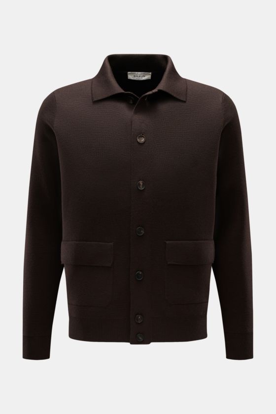 Filippo de Laurentiis Merino Cardigan dunkelbraun, frontal, Regular Fit mit Umlegekragen, Knopfleiste, Fronttaschen, Rippbündchen, 100% Merinowolle, strukturierte, schwere Qualität. Filippo de Laurentiis Merino Cardigan dunkelbraun, frontal, Regular Fit mit Umlegekragen, Knopfleiste, Fronttaschen, Rippbündchen, 100% Merinowolle, strukturierte, schwere Qualität.