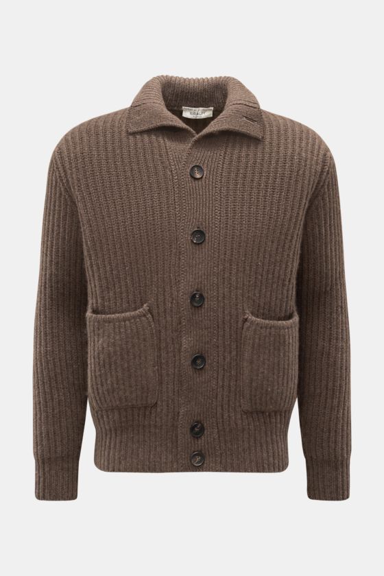 Filippo de Laurentiis Cashmere Cardigan graubraun, frontal fotografiert, mit markantem Patent-Strick, Stehkragen, kragenhoher Knopfleiste, aufgesetzten Taschen, Slim Fit, reiner Cashmere, sehr weicher Griff, voluminöses Strickbild, komfortable Rippbündche Filippo de Laurentiis Cashmere Cardigan graubraun, frontal fotografiert, mit markantem Patent-Strick, Stehkragen, kragenhoher Knopfleiste, aufgesetzten Taschen, Slim Fit, reiner Cashmere, sehr weicher Griff, voluminöses Strickbild, komfortable Rippbündche