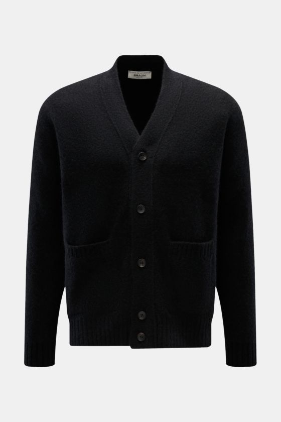 Filippo de Laurentiis Cardigan schwarz, frontal fotografiert, soft aus Cashmere, Seide und Microfaser, Regular Fit mit 5-Knopf-Leiste, Hüfttaschen, elastischen Bündchen. Filippo de Laurentiis Cardigan schwarz, frontal fotografiert, soft aus Cashmere, Seide und Microfaser, Regular Fit mit 5-Knopf-Leiste, Hüfttaschen, elastischen Bündchen.