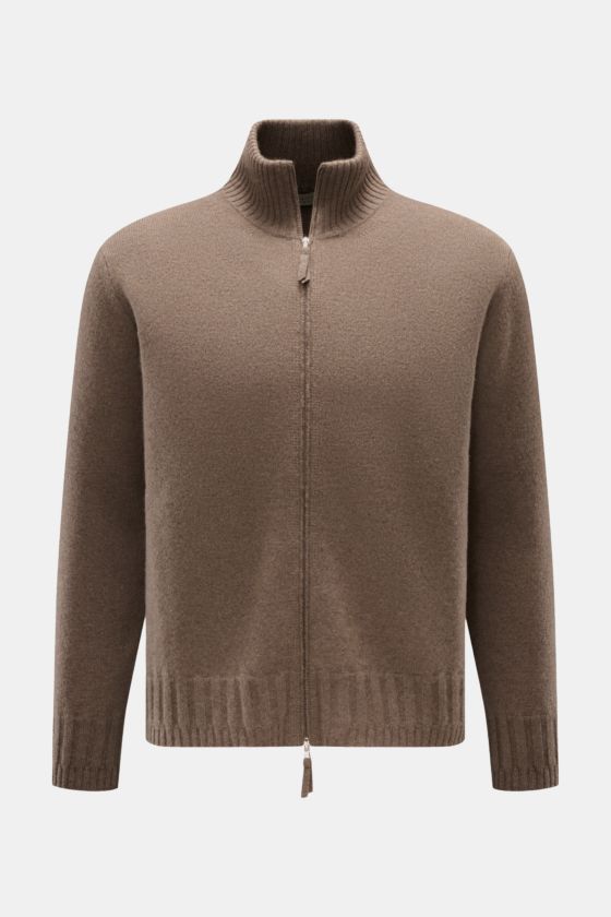 Lunaria Cashmere Cashmere Strickjacke graubraun, Frontansicht, weicher Griff, Rippbündchen, Stehkragen, Zwei-Wege-Reißverschluss, Regular Fit. Lunaria Cashmere Cashmere Strickjacke graubraun, Frontansicht, weicher Griff, Rippbündchen, Stehkragen, Zwei-Wege-Reißverschluss, Regular Fit.