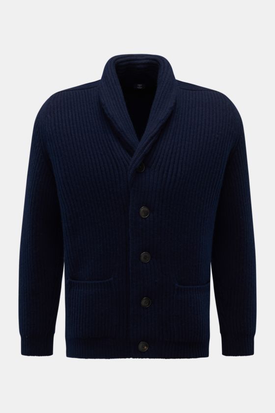 Fedeli Cashmere Cardigan 'Terminillo' navy, Grobstrick, Schalkragen, fünf Hornknöpfe, Hüfttaschen, Rippbündchen, frontal fotografiert, weich. Fedeli Cashmere Cardigan 'Terminillo' navy, Grobstrick, Schalkragen, fünf Hornknöpfe, Hüfttaschen, Rippbündchen, frontal fotografiert, weich.