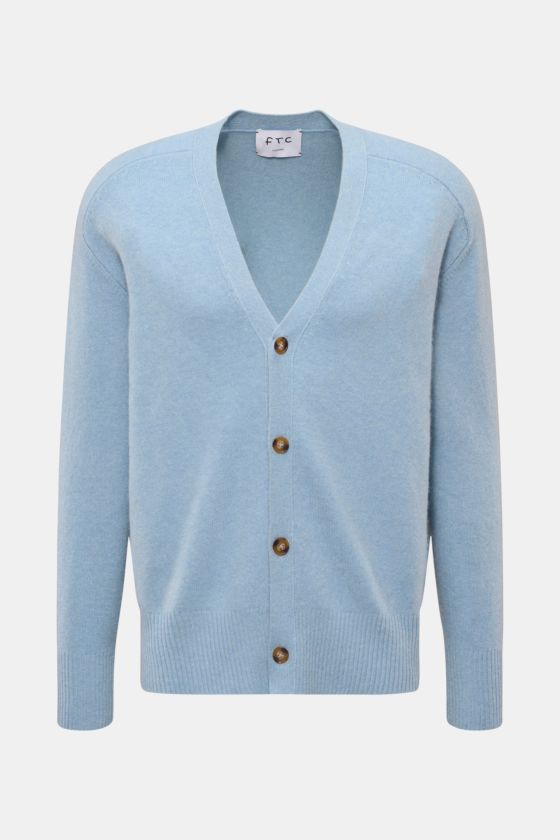 FTC Cashmere Cardigan hellblau, von vorne fotografiert, softes Fair-Trade-Cashmere mit V-Ausschnitt, Vier-Knopf-Leiste, Halbraglan-Ärmeln, Regular Fit, mittelfeinem Strickbild und Rippbündchen. FTC Cashmere Cardigan hellblau, von vorne fotografiert, softes Fair-Trade-Cashmere mit V-Ausschnitt, Vier-Knopf-Leiste, Halbraglan-Ärmeln, Regular Fit, mittelfeinem Strickbild und Rippbündchen.