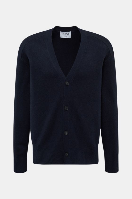 FTC Cashmere Cardigan navy, frontal fotografiert, aus softem Fair-Trade-Cashmere mit V-Ausschnitt, Vier-Knopf-Leiste, Halbraglan-Ärmeln, Rippbündchen, Regular Fit. FTC Cashmere Cardigan navy, frontal fotografiert, aus softem Fair-Trade-Cashmere mit V-Ausschnitt, Vier-Knopf-Leiste, Halbraglan-Ärmeln, Rippbündchen, Regular Fit.