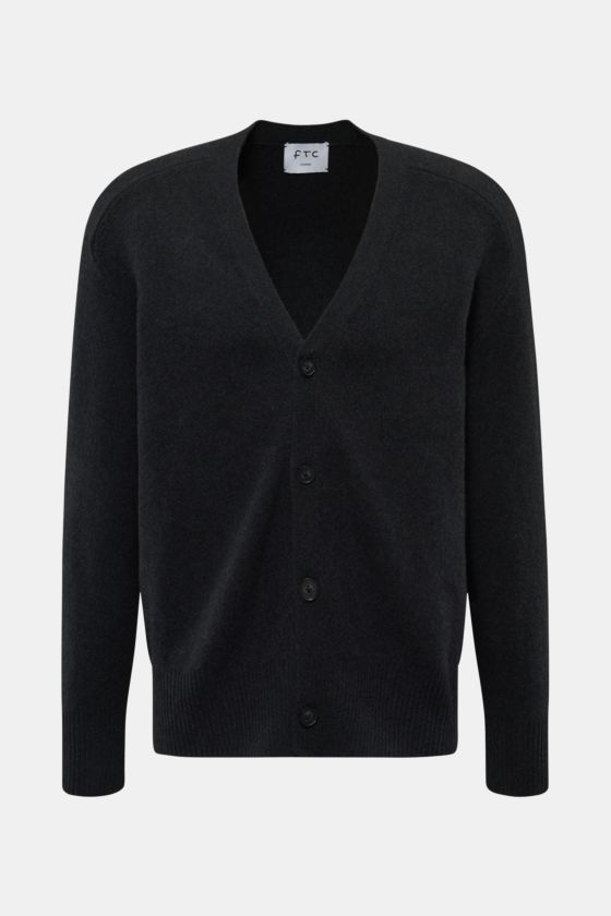 FTC Cashmere Cardigan anthrazit, frontal fotografiert, Regular Fit, V-Ausschnitt, Halbraglan-Ärmel, vier Knöpfe, Rippbündchen, Fair-Trade-Cashmere, soft und elastisch. FTC Cashmere Cardigan anthrazit, frontal fotografiert, Regular Fit, V-Ausschnitt, Halbraglan-Ärmel, vier Knöpfe, Rippbündchen, Fair-Trade-Cashmere, soft und elastisch.