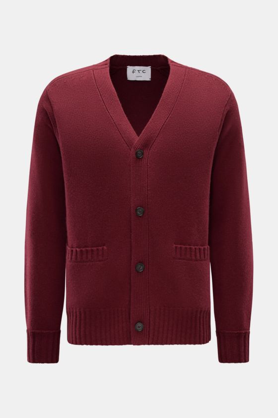 Frontale Nahaufnahme des FTC Cashmere Cardigan bordeaux aus reinem Fair-Trade-Cashmere mit V-Ausschnitt, Vier-Knopf-Leiste, Leistentaschen und Rippbündchen. Frontale Nahaufnahme des FTC Cashmere Cardigan bordeaux aus reinem Fair-Trade-Cashmere mit V-Ausschnitt, Vier-Knopf-Leiste, Leistentaschen und Rippbündchen.
