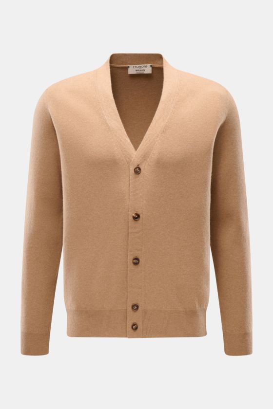 Fioroni Cashmere Cardigan hellbraun meliert, Slim Fit, aus weichem Baby-Cashmere, feines Strickbild, glatte Knopfleiste, flexible Rippbündchen, frontal fotografiert. Fioroni Cashmere Cardigan hellbraun meliert, Slim Fit, aus weichem Baby-Cashmere, feines Strickbild, glatte Knopfleiste, flexible Rippbündchen, frontal fotografiert.