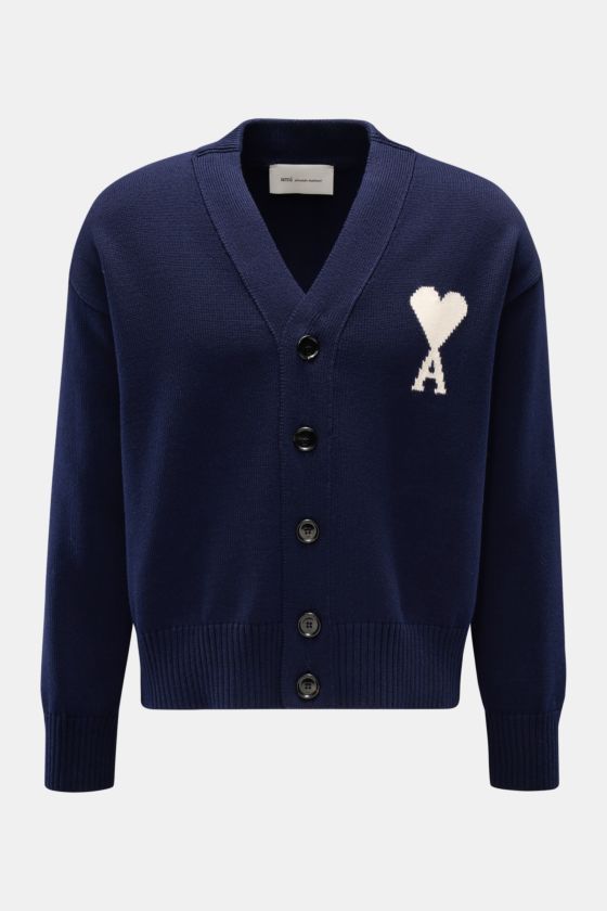 Ami Paris Cardigan 'ADC' navy, frontale Nahaufnahme, Woll-Baumwoll-Mix, V-Ausschnitt, fünf Knöpfe, großes Herz-Logo, oversized, breite Rippbündchen. Ami Paris Cardigan 'ADC' navy, frontale Nahaufnahme, Woll-Baumwoll-Mix, V-Ausschnitt, fünf Knöpfe, großes Herz-Logo, oversized, breite Rippbündchen.
