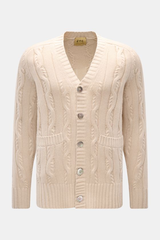 FTC Cardigan beige aus Bio-Baumwolle und Fair-Trade-Cashmere, V-Ausschnitt, Zopfstrick, Knopfleiste, Leistentaschen, slim fit, frontal fotografiert. FTC Cardigan beige aus Bio-Baumwolle und Fair-Trade-Cashmere, V-Ausschnitt, Zopfstrick, Knopfleiste, Leistentaschen, slim fit, frontal fotografiert.
