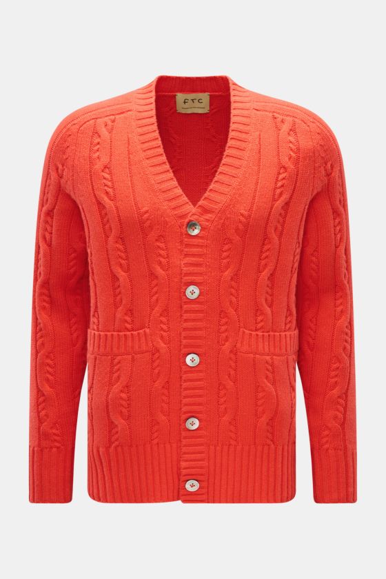 FTC Cardigan hellrot, frontal fotografiert, Slim Fit mit V-Ausschnitt, Zopfstrick, Knopfleiste, Leistentaschen, Rippbündchen, Bio-Baumwolle und Fair-Trade-Cashmere. FTC Cardigan hellrot, frontal fotografiert, Slim Fit mit V-Ausschnitt, Zopfstrick, Knopfleiste, Leistentaschen, Rippbündchen, Bio-Baumwolle und Fair-Trade-Cashmere.