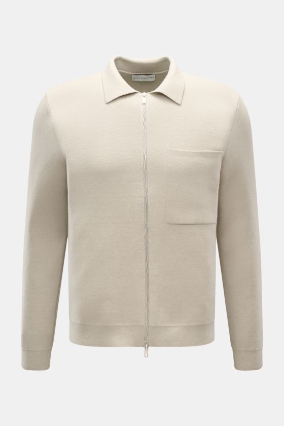 Kiefermann Strickjacke 'Rubern' sand, Slim Fit, feines Strickbild, Umlegekragen, Brusttasche, Zwei-Wege-Reißverschluss, Frontansicht. Kiefermann Strickjacke 'Rubern' sand, Slim Fit, feines Strickbild, Umlegekragen, Brusttasche, Zwei-Wege-Reißverschluss, Frontansicht.
