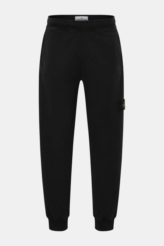 Stone Island Sweathose schwarz, frontale Ansicht, Sweat aus reiner Baumwolle, weicher Griff, garment dyed, Tapered Fit, reguläre Oberschenkelweite, knöchellang, elastischer Bund mit Tunnelzug, schräge Leistentaschen, Kompass-Badge, Gesäßtasche mit Druckkn Stone Island Sweathose schwarz, frontale Ansicht, Sweat aus reiner Baumwolle, weicher Griff, garment dyed, Tapered Fit, reguläre Oberschenkelweite, knöchellang, elastischer Bund mit Tunnelzug, schräge Leistentaschen, Kompass-Badge, Gesäßtasche mit Druckkn