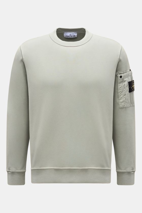 Stone Island Rundhals-Sweatshirt 'Seasonal Pocket' salbei, frontale Nahaufnahme, Regular Fit, reine Baumwolle, weicher Griff, Tasche mit Kompass-Badge am Oberarm, Rippbündchen. Stone Island Rundhals-Sweatshirt 'Seasonal Pocket' salbei, frontale Nahaufnahme, Regular Fit, reine Baumwolle, weicher Griff, Tasche mit Kompass-Badge am Oberarm, Rippbündchen.