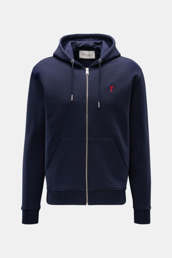 Ami Paris Sweatjacke navy, frontale Aufnahme, Bio-Baumwolle, Slim Fit, Kapuze mit Tunnelzug, Zipper, Herz-Stitching, geteilte Kängurutasche, Rippbündchen. Ami Paris Sweatjacke navy, frontale Aufnahme, Bio-Baumwolle, Slim Fit, Kapuze mit Tunnelzug, Zipper, Herz-Stitching, geteilte Kängurutasche, Rippbündchen.