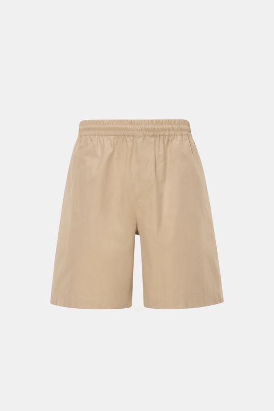 A.P.C. Shorts sand aus reiner Baumwolle, Regular Fit, elastischer Bund mit Tunnelzug, französische Taschen, Gesäßtasche mit Patte, Frontansicht. A.P.C. Shorts sand aus reiner Baumwolle, Regular Fit, elastischer Bund mit Tunnelzug, französische Taschen, Gesäßtasche mit Patte, Frontansicht.