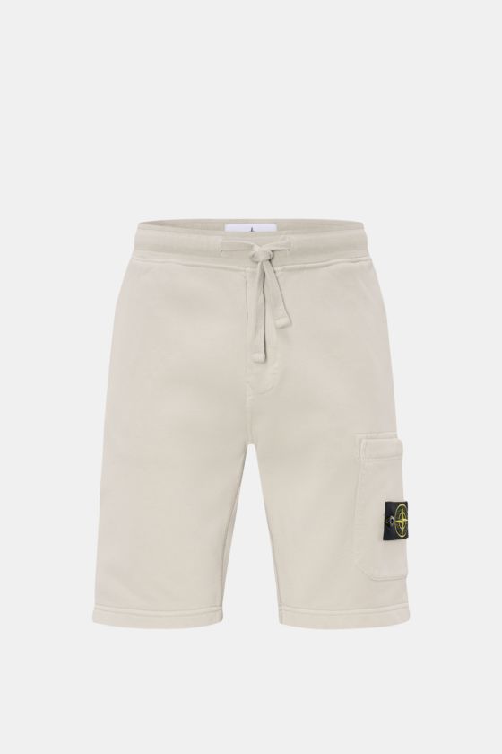 Stone Island Sweatshorts 'Felpa Bermuda' hellgrau aus reiner Baumwolle, Regular Fit, elastischer Bund, Cargo- und Gesäßtasche, frontal fotografiert. Stone Island Sweatshorts 'Felpa Bermuda' hellgrau aus reiner Baumwolle, Regular Fit, elastischer Bund, Cargo- und Gesäßtasche, frontal fotografiert.