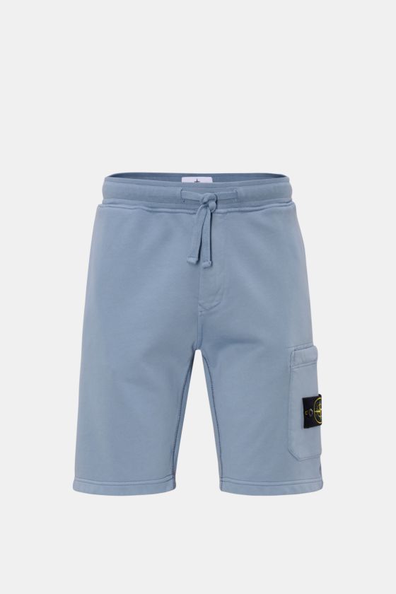 Stone Island Sweatshorts 'Basic Sweat' rauchblau, Frontansicht, Bio-Baumwolle, elastischer Bund, Tunnelzug, Cargo-Tasche, Kompass-Badge, Komfort. Stone Island Sweatshorts 'Basic Sweat' rauchblau, Frontansicht, Bio-Baumwolle, elastischer Bund, Tunnelzug, Cargo-Tasche, Kompass-Badge, Komfort.