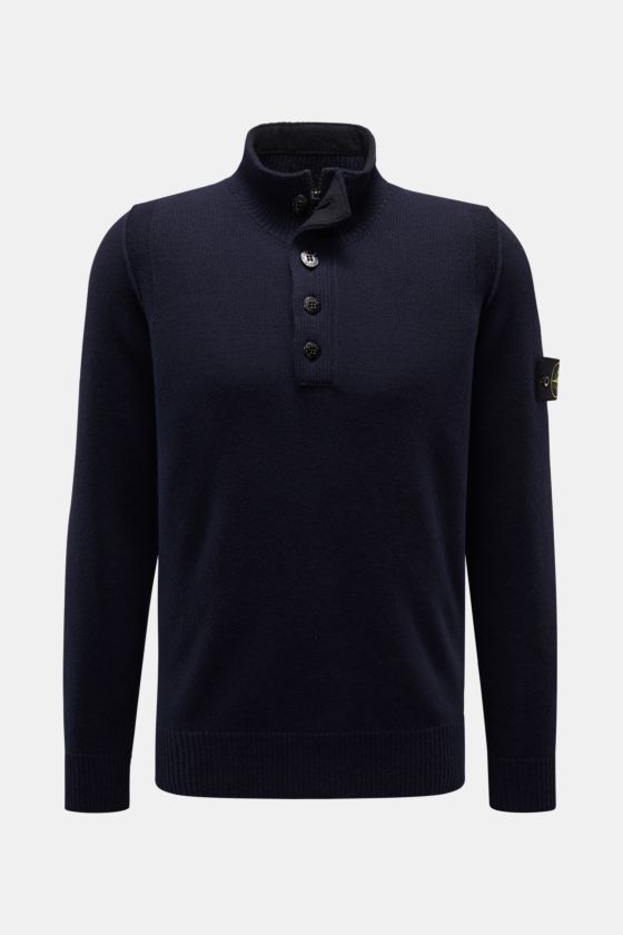 Stone Island Troyer 'Lambswool' navy, frontal fotografiert, wärmender Wollmix, Slim Fit, Zipper und Knöpfe am Kragen, Kompass-Badge am Ärmel. Stone Island Troyer 'Lambswool' navy, frontal fotografiert, wärmender Wollmix, Slim Fit, Zipper und Knöpfe am Kragen, Kompass-Badge am Ärmel.