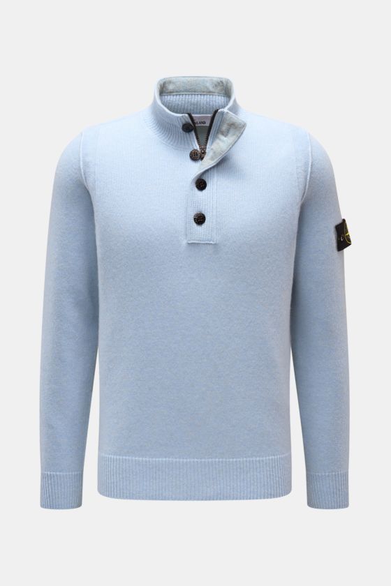 Stone Island Troyer 'Lambswool' hellblau, Frontansicht, Slim Fit, Wollmix, Troyer-Kragen mit Zipper und Knöpfen, Kompass-Badge am Oberarm. Stone Island Troyer 'Lambswool' hellblau, Frontansicht, Slim Fit, Wollmix, Troyer-Kragen mit Zipper und Knöpfen, Kompass-Badge am Oberarm.