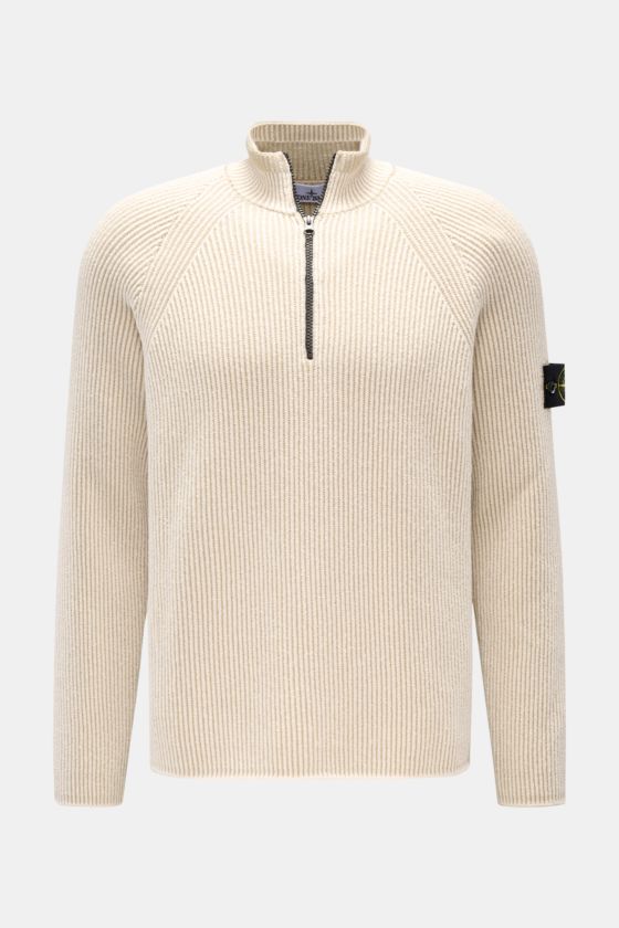 Stone Island Troyer 'Vanise' creme, Frontansicht, Regular Fit, Mix aus Wolle, Baumwolle, Microfaser, Patentstrick, mittelfeines Strickbild, Stehkragen mit Zipper, Raglanärmel, Kompass-Badge am Ärmel, leicht griffige Haptik. Stone Island Troyer 'Vanise' creme, Frontansicht, Regular Fit, Mix aus Wolle, Baumwolle, Microfaser, Patentstrick, mittelfeines Strickbild, Stehkragen mit Zipper, Raglanärmel, Kompass-Badge am Ärmel, leicht griffige Haptik.