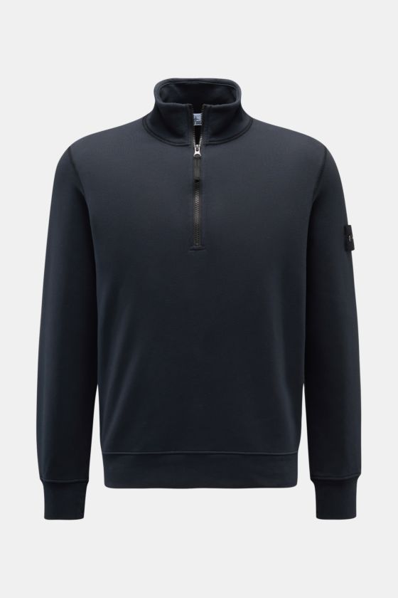 Stone Island Troyer 'Basic Sweat' navy, Slim Fit Sweatshirt aus reiner Baumwolle mit Troyer-Kragen, Zipper, Kompass-Badge am Oberarm, elastischen Bündchen, frontal fotografiert. Stone Island Troyer 'Basic Sweat' navy, Slim Fit Sweatshirt aus reiner Baumwolle mit Troyer-Kragen, Zipper, Kompass-Badge am Oberarm, elastischen Bündchen, frontal fotografiert.