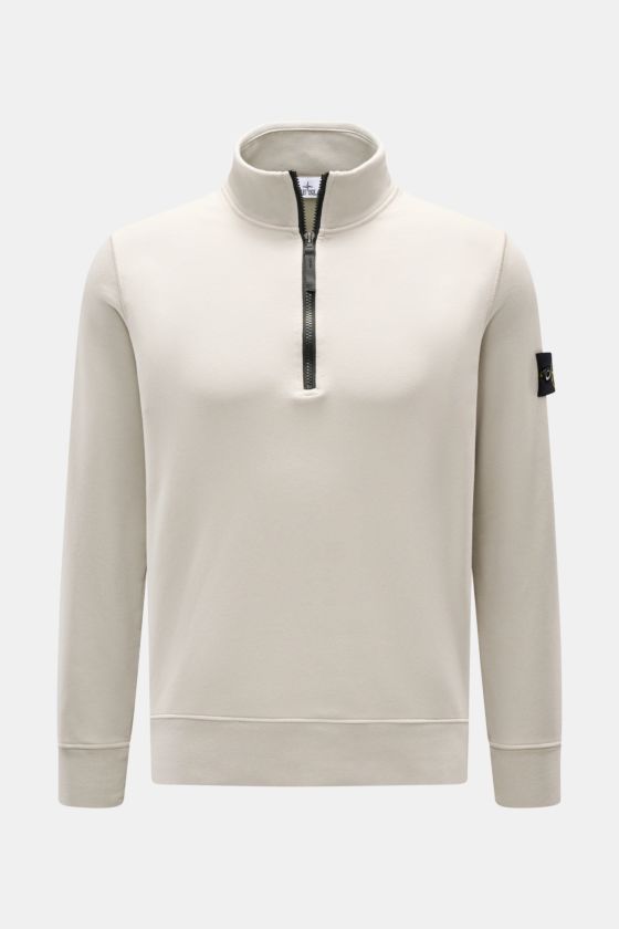 Stone Island Sweat-Troyer 'Basic Sweat' hellgrau, frontale Nahaufnahme, Regular Fit, reine Baumwolle, Troyer-Kragen mit Reißverschluss, Kompass-Badge am Oberarm, flexible Rippbündchen, weicher Griff, sportives Essential. Stone Island Sweat-Troyer 'Basic Sweat' hellgrau, frontale Nahaufnahme, Regular Fit, reine Baumwolle, Troyer-Kragen mit Reißverschluss, Kompass-Badge am Oberarm, flexible Rippbündchen, weicher Griff, sportives Essential.