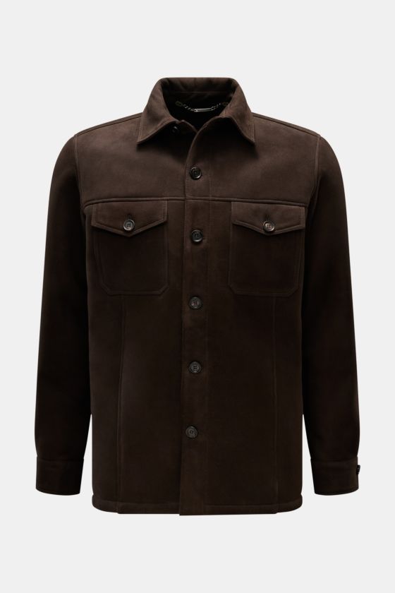 Rifugio Lammfelljacke dunkelbraun aus geschmeidigem Veloursleder, Innenseite Lammfell, Slim Fit, Sechs-Knopf-Leiste, Umlegekragen, Brusttaschen mit Patte, Manschetten mit Knopf, frontale Perspektive. Rifugio Lammfelljacke dunkelbraun aus geschmeidigem Veloursleder, Innenseite Lammfell, Slim Fit, Sechs-Knopf-Leiste, Umlegekragen, Brusttaschen mit Patte, Manschetten mit Knopf, frontale Perspektive.