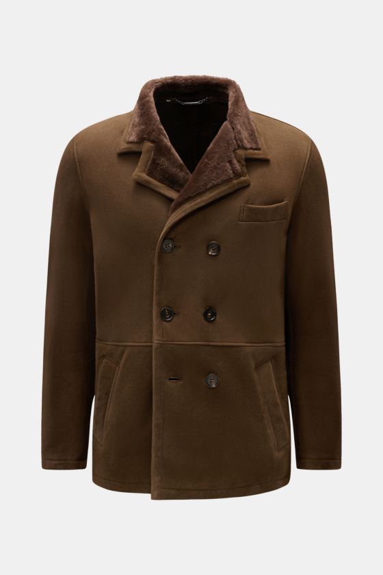 Rifugio Lammfelljacke braun, frontale Ansicht, Slim Fit, feinstes Lammveloursleder, Reverskragen, Innenseite und Taschen mit Lammfell, zweireihige Knopf-Leiste. Rifugio Lammfelljacke braun, frontale Ansicht, Slim Fit, feinstes Lammveloursleder, Reverskragen, Innenseite und Taschen mit Lammfell, zweireihige Knopf-Leiste.