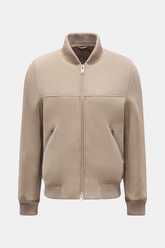Arma Lammfellblouson 'Gillo' taupe, frontale Ansicht, Slim Fit, edles Lammveloursleder außen, weiches Lammfell innen, Blousonkragen, Zipper-Taschen, Rippbündchen. Arma Lammfellblouson 'Gillo' taupe, frontale Ansicht, Slim Fit, edles Lammveloursleder außen, weiches Lammfell innen, Blousonkragen, Zipper-Taschen, Rippbündchen.