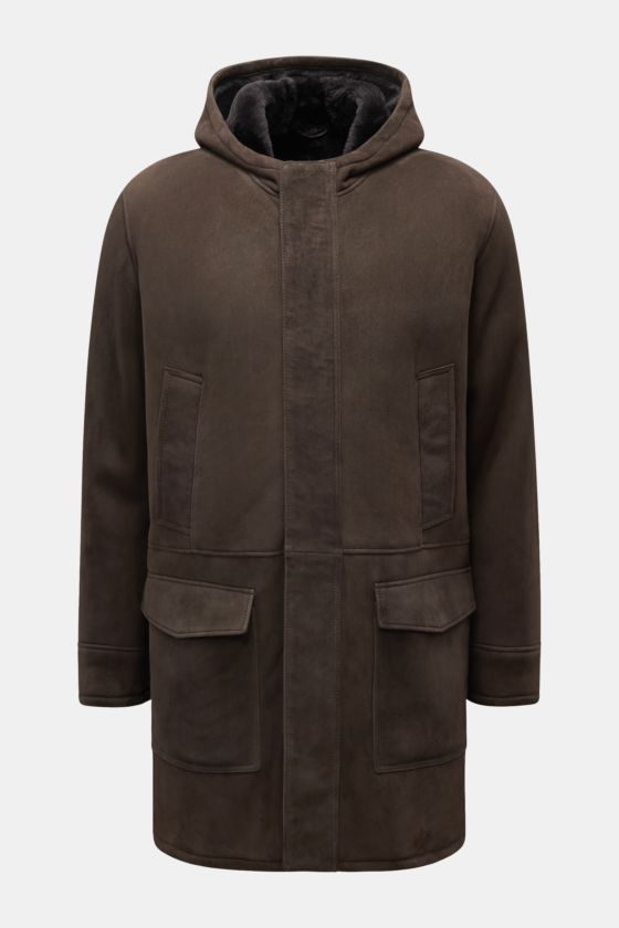 Arma Lammfellmantel 'Mias' dunkelbraun, frontale Aufnahme, samtiges Lammvelours, Kapuze, zwei Handwärmetaschen, schwere Qualität, Regular Fit. Arma Lammfellmantel 'Mias' dunkelbraun, frontale Aufnahme, samtiges Lammvelours, Kapuze, zwei Handwärmetaschen, schwere Qualität, Regular Fit.