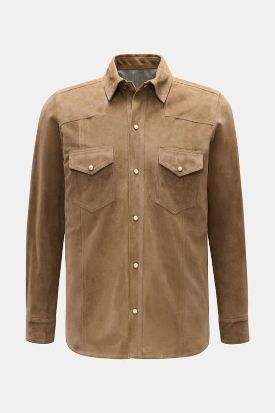 Rifugio Velourslederjacke hellbraun, frontal fotografiert, Slim Fit, geschmeidiges Veloursleder, weicher Griff, Sechs-Knopf-Leiste mit Druckknöpfen, Umlegekragen, Brusttaschen mit Patte, Ärmel mit Manschette, reines Wollfutter, gerundeter Saum. Rifugio Velourslederjacke hellbraun, frontal fotografiert, Slim Fit, geschmeidiges Veloursleder, weicher Griff, Sechs-Knopf-Leiste mit Druckknöpfen, Umlegekragen, Brusttaschen mit Patte, Ärmel mit Manschette, reines Wollfutter, gerundeter Saum.