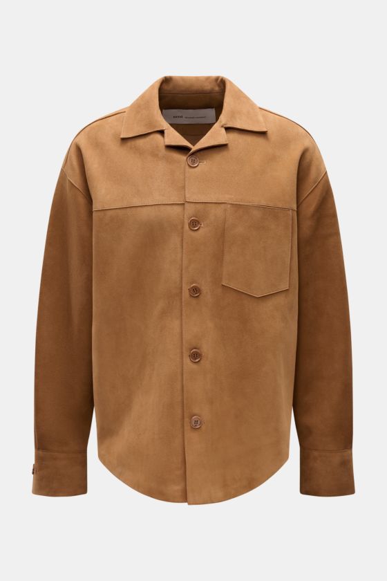 Frontale Nahaufnahme des Ami Paris Veloursleder-Overshirts camel aus softem Veloursleder mit kurzem Reverskragen, Brusttasche, Fünf-Knopf-Leiste und gerundetem Saum. Frontale Nahaufnahme des Ami Paris Veloursleder-Overshirts camel aus softem Veloursleder mit kurzem Reverskragen, Brusttasche, Fünf-Knopf-Leiste und gerundetem Saum.