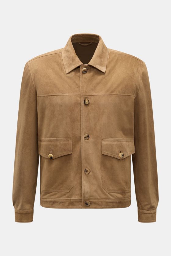 Rifugio Velourslederjacke hellbraun, Slim Fit, aus samtig-weichem Veloursleder, von vorne mit Umlegekragen, Fünf-Knopf-Leiste, Manschettenärmeln und aufgesetzten Taschen. Rifugio Velourslederjacke hellbraun, Slim Fit, aus samtig-weichem Veloursleder, von vorne mit Umlegekragen, Fünf-Knopf-Leiste, Manschettenärmeln und aufgesetzten Taschen.