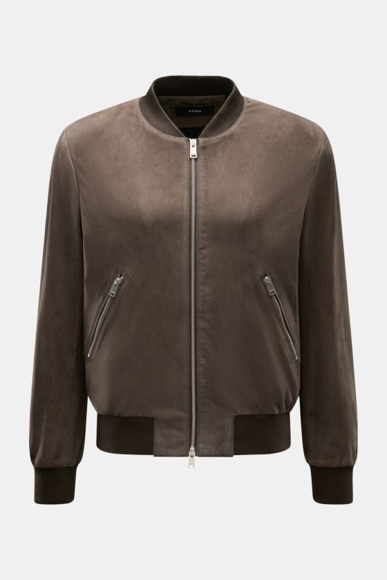 Arma Veloursleder-Blouson 'Didier' dunkelbraun, frontale Nahaufnahme, Slim Fit, feines Ziegenvelours, Blousonkragen, Zwei-Wege-Zipper, elastische Rippbündchen, tonales Innenfutter. Arma Veloursleder-Blouson 'Didier' dunkelbraun, frontale Nahaufnahme, Slim Fit, feines Ziegenvelours, Blousonkragen, Zwei-Wege-Zipper, elastische Rippbündchen, tonales Innenfutter.