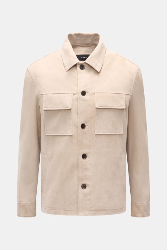 Frontal fotografierte Arma Velourslederjacke 'Mex' sand mit Umlegekragen, fünf-Knopf-Leiste, vier Fronttaschen und Ärmeln mit Knopfabschluss. Frontal fotografierte Arma Velourslederjacke 'Mex' sand mit Umlegekragen, fünf-Knopf-Leiste, vier Fronttaschen und Ärmeln mit Knopfabschluss.