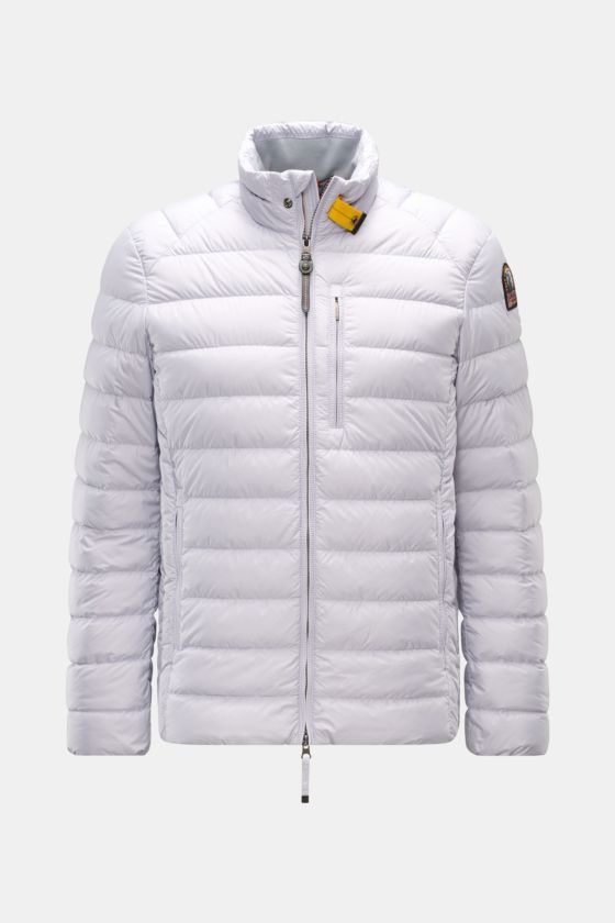 Parajumpers Daunenjacke 'Ugo' hellgrau, frontale Ansicht, ultraleicht, wind- und wasserabweisend, Slim Fit, nachhaltige Daunenfüllung, Stehkragen mit gelbem Riegel. Parajumpers Daunenjacke 'Ugo' hellgrau, frontale Ansicht, ultraleicht, wind- und wasserabweisend, Slim Fit, nachhaltige Daunenfüllung, Stehkragen mit gelbem Riegel.