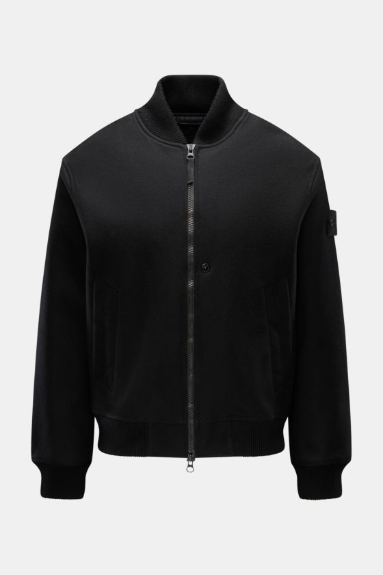 Stone Island Blouson 'Performance Flannel Ghost Piece' schwarz, frontal, Slim Fit mit Rippkragen, wasserabweisend, Zwei-Wege-Reißverschluss, Rippbündchen, Leistentaschen, tonales Kompass-Badge, gesteppter Futterstoff, Innentasche. Stone Island Blouson 'Performance Flannel Ghost Piece' schwarz, frontal, Slim Fit mit Rippkragen, wasserabweisend, Zwei-Wege-Reißverschluss, Rippbündchen, Leistentaschen, tonales Kompass-Badge, gesteppter Futterstoff, Innentasche.