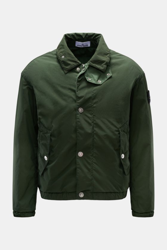 Stone Island Jacke 'Light Compact Touch Poly-TC' dunkelgrün, wasserabweisend, Regular Fit, von vorne, Kompass-Badge am Ärmel, zwei Pattentaschen. Stone Island Jacke 'Light Compact Touch Poly-TC' dunkelgrün, wasserabweisend, Regular Fit, von vorne, Kompass-Badge am Ärmel, zwei Pattentaschen.