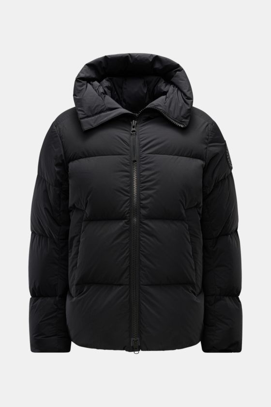 Canada Goose Daunenjacke 'Crofton Puffer' schwarz, voluminös, mit Kapuze, Zwei-Wege-Reißverschluss, Popeline Microfaser, Front- und Innentaschen, Windschutzbündchen, von vorne fotografiert. Canada Goose Daunenjacke 'Crofton Puffer' schwarz, voluminös, mit Kapuze, Zwei-Wege-Reißverschluss, Popeline Microfaser, Front- und Innentaschen, Windschutzbündchen, von vorne fotografiert.
