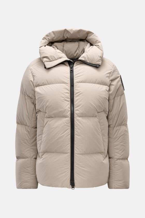 Frontansicht der Canada Goose Daunenjacke 'Crofton Puffer' sand, voluminös mit Kapuze, Popeline Microfaser, Regular Fit, Zwei-Wege-Reißverschluss, Windschutzbündchen, Innentaschen. Frontansicht der Canada Goose Daunenjacke 'Crofton Puffer' sand, voluminös mit Kapuze, Popeline Microfaser, Regular Fit, Zwei-Wege-Reißverschluss, Windschutzbündchen, Innentaschen.