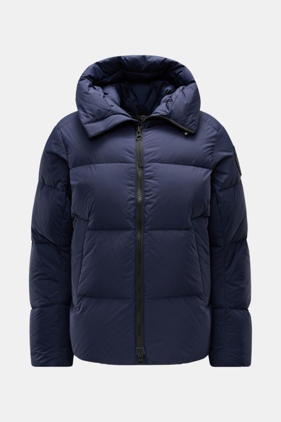 Canada Goose Daunenjacke 'Crofton Puffer' navy, frontale Ansicht, voluminös, mit Popeline-Microfaser, Daunenfüllung, Kapuze, Zwei-Wege-Reißverschluss, Windschutzbündchen. Canada Goose Daunenjacke 'Crofton Puffer' navy, frontale Ansicht, voluminös, mit Popeline-Microfaser, Daunenfüllung, Kapuze, Zwei-Wege-Reißverschluss, Windschutzbündchen.