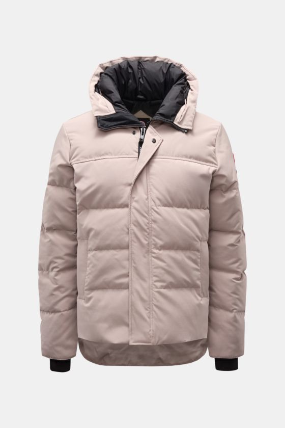 Canada Goose Daunenjacke 'Macmillan' sand, frontal fotografiert, mit hochschließender Kapuze, winddicht, wasserabweisend, Slim Fit, samtweicher Microfaser-Baumwoll-Mix. Canada Goose Daunenjacke 'Macmillan' sand, frontal fotografiert, mit hochschließender Kapuze, winddicht, wasserabweisend, Slim Fit, samtweicher Microfaser-Baumwoll-Mix.