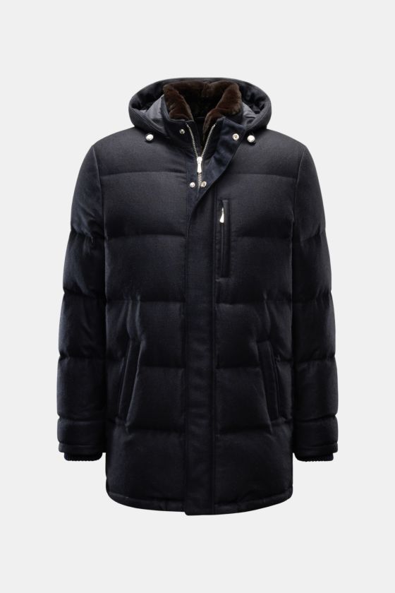 Mandelli Daunenjacke navy, frontal fotografiert, mit abnehmbarer Kapuze, Fellbesatz, zwei-Wege-Reißverschluss, winddichter Blende, Rippbündchen, samtweichem Cashmere-Schurwoll-Mix, Daunenfüllung und mehreren Taschen. Mandelli Daunenjacke navy, frontal fotografiert, mit abnehmbarer Kapuze, Fellbesatz, zwei-Wege-Reißverschluss, winddichter Blende, Rippbündchen, samtweichem Cashmere-Schurwoll-Mix, Daunenfüllung und mehreren Taschen.