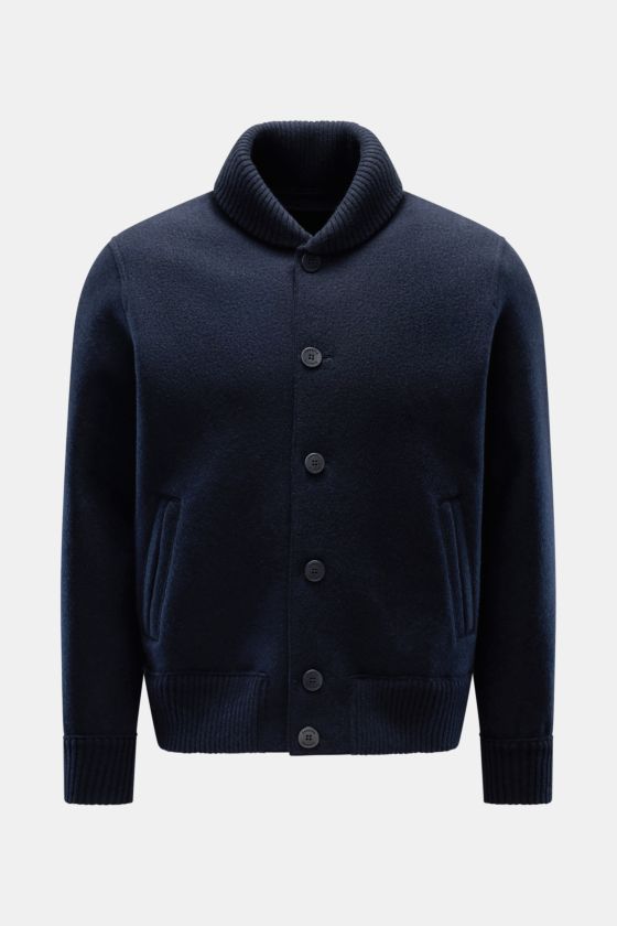 Lunaria Cashmere Cashmere Strickblouson navy, frontal fotografiert, Slim Fit Blouson mit Blousonkragen, fünf Knöpfen, paspelierten Taschen, breiten Rippbündchen, ungefüttert, gewalkte, weiche reine Cashmere-Qualität. Lunaria Cashmere Cashmere Strickblouson navy, frontal fotografiert, Slim Fit Blouson mit Blousonkragen, fünf Knöpfen, paspelierten Taschen, breiten Rippbündchen, ungefüttert, gewalkte, weiche reine Cashmere-Qualität.