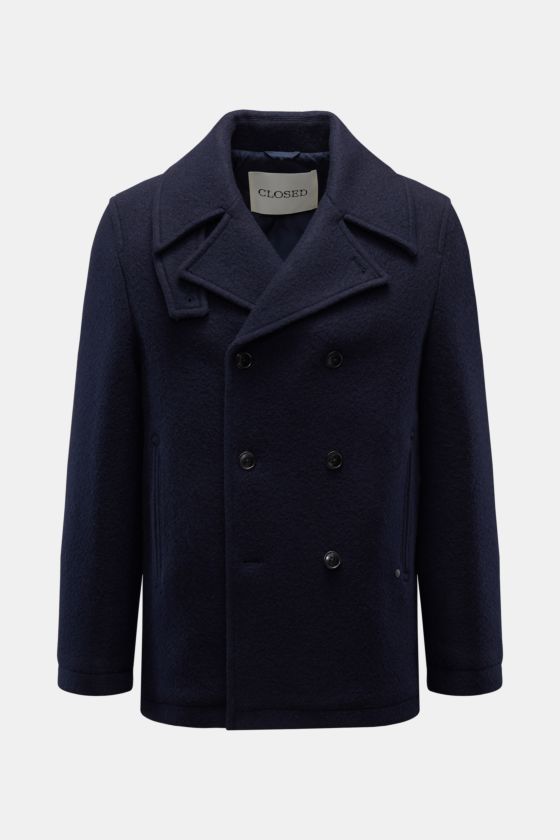 Frontansicht der Closed Cabanjacke navy aus weichem Woll-Mix mit breitem Revers, Slim Fit, zweireihiger Knopfleiste und schrägen Taschen. Frontansicht der Closed Cabanjacke navy aus weichem Woll-Mix mit breitem Revers, Slim Fit, zweireihiger Knopfleiste und schrägen Taschen.