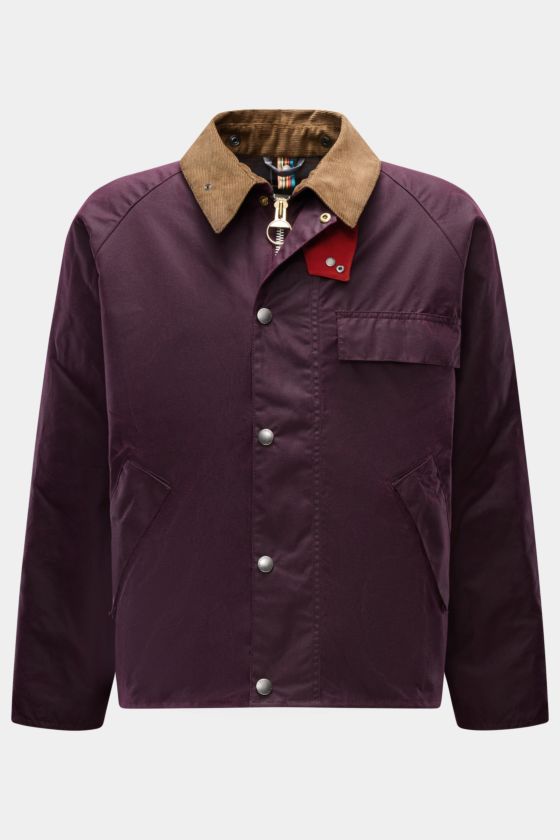 Frontansicht der Barbour Wachsjacke 'Transport' bordeaux mit Cordkragen, Brusttasche, zwei Hüfttaschen und typischem Tartan-Innenfutter. Frontansicht der Barbour Wachsjacke 'Transport' bordeaux mit Cordkragen, Brusttasche, zwei Hüfttaschen und typischem Tartan-Innenfutter.